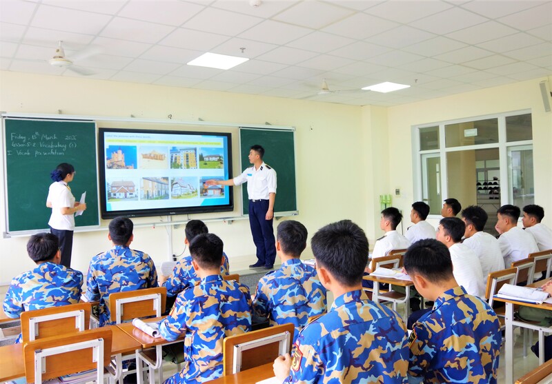 Ứng dụng các nền tảng số trong một buổi học tập ngoại ngữ của học viên đào tạo sĩ quan cấp phân đội.