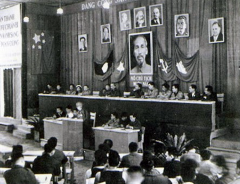 Chủ tịch Hồ Chí Minh đọc diễn văn tại Đại hội lần thứ II của Đảng ở căn cứ địa Tuyên Quang. Ảnh tư liệu