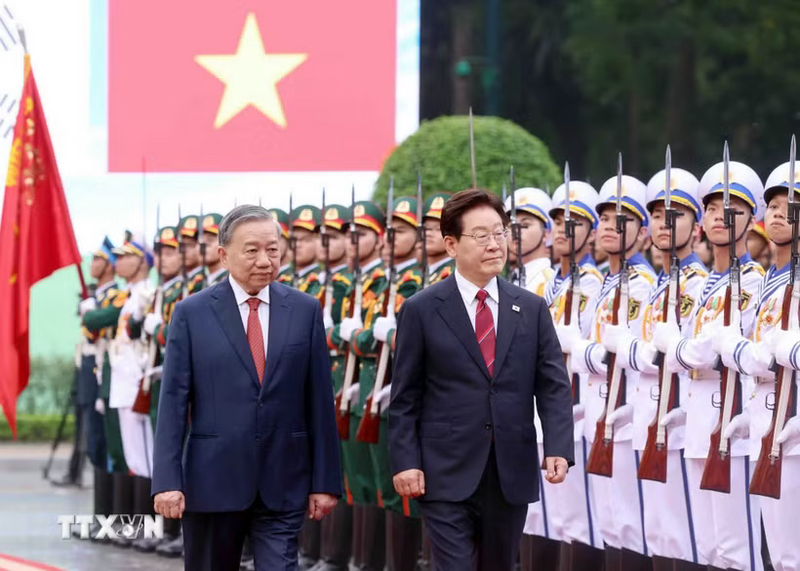 Tổng Bí thư, Chủ tịch nước Tô Lâm và Tổng thống Hàn Quốc Lee Jae Myung duyệt Đội danh dự Quân đội nhân dân Việt Nam. Ảnh: Thống Nhất/TTXVN