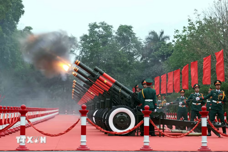 Nghi thức bắn 21 loạt đại bác chào mừng Tổng thống Hàn Quốc Lee Jae Myung và Phu nhân thăm cấp Nhà nước tới Việt Nam. Ảnh: An Đăng/TTXVN