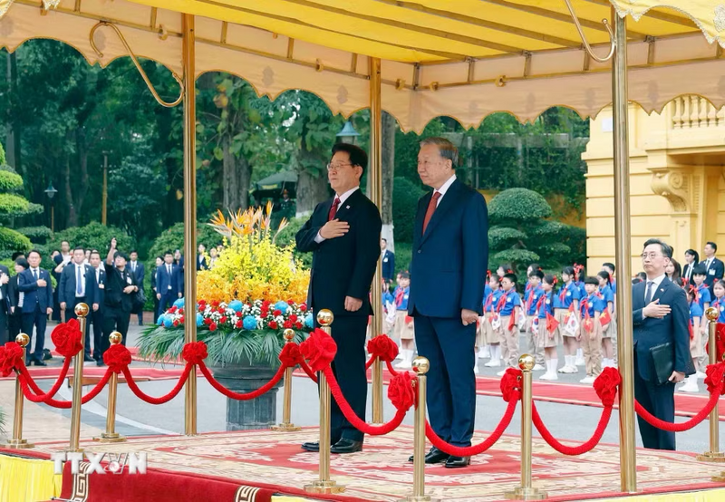 Tổng Bí thư, Chủ tịch nước Tô Lâm và Tổng thống Hàn Quốc Lee Jae Myung nghe Quân nhạc cử Quốc thiều hai nước. Ảnh: Thống Nhất/TTXVN