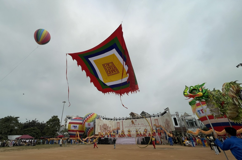 Lá cờ đại Đức Quốc tổ Lạc Long Quân