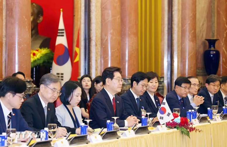 Tổng thống Lee Jae Myung cảm ơn và mong muốn Chính phủ Việt Nam tiếp tục quan tâm, hỗ trợ tháo gỡ khó khăn, vướng mắc trong các dự án đầu tư của doanh nghiệp Hàn Quốc tại Việt Nam. Ảnh: TTXVN