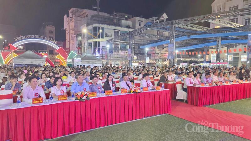 Lễ khánh thành Phố ẩm thực Diên Hồng với chủ đề “Điểm hẹn vị ngon và văn hóa”.