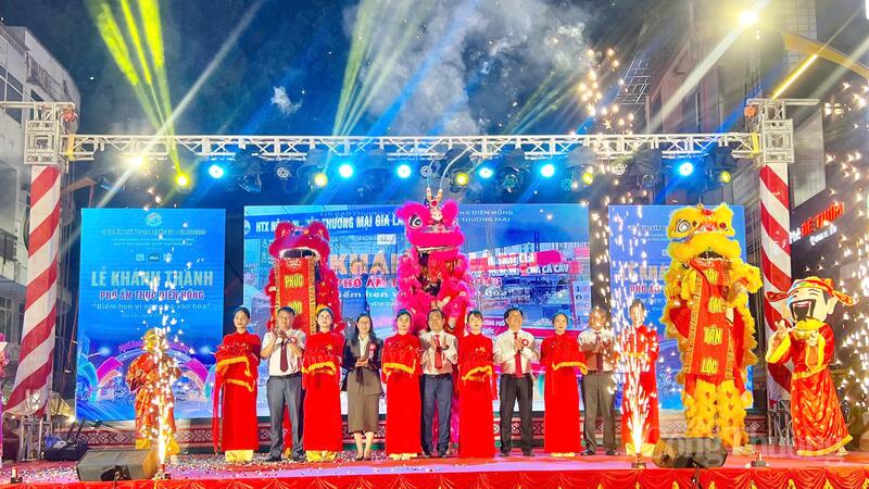 Các đại biểu cắt băng chính thức khánh thành Phố ẩm thực Diên Hồng  “Điểm hẹn vị ngon và văn hóa”.