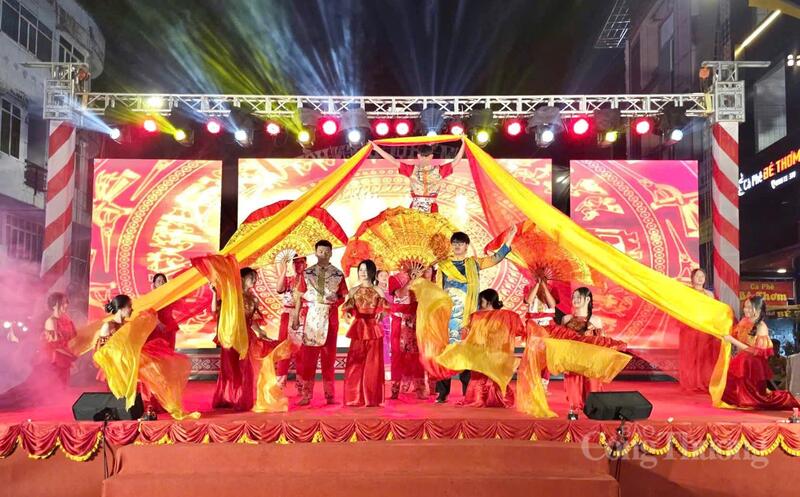 Các tiết mục văn nghệ chào mừng.