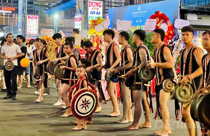 Cồng chiêng chào mừng đại biểu, du khách.