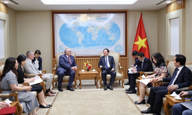 Phó Thủ tướng bày tỏ cảm ơn IAEA đã cử lãnh đạo cấp cao sang làm việc và trực tiếp trao Báo cáo Đánh giá hạ tầng hạt nhân tích hợp (INIR) cho Việt Nam - Ảnh: VGP/Gia Huy