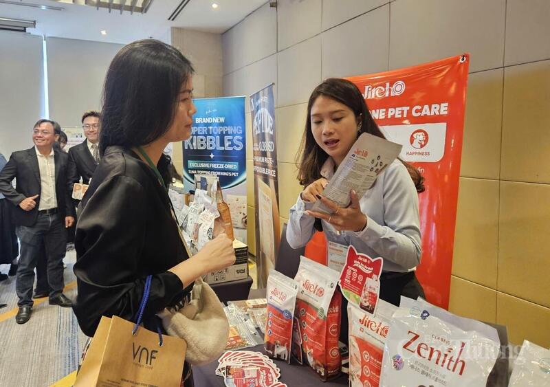 Giới thiệu sản phẩm chăm sóc thú cưng tại sự kiện.