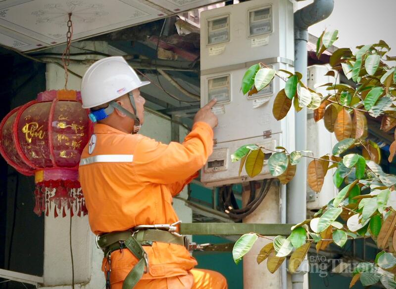 Việc tiết kiệm điện dịp cao điểm không chỉ là trách nhiệm của ngành điện, mà còn cần sự chung tay từ phía người dân và doanh nghiệp. Ảnh: Ngô Nhung