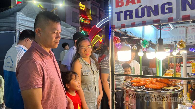 54 gian hàng ẩm thực phục vụ đa dạng món ăn như phở 2 tô, bún, đồ nướng, món ăn vặt và đặc sản địa phương.