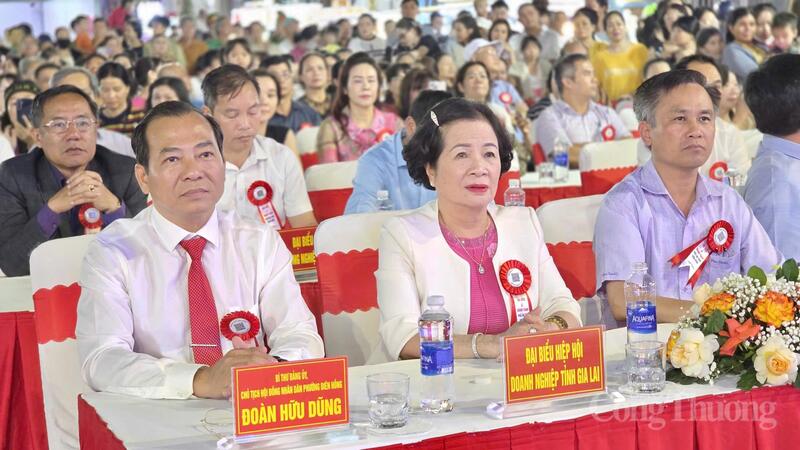 Các đại biểu tham dự buổi lễ.