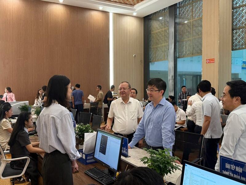 Thứ trưởng Bộ Khoa học và Công nghệ Bùi Hoàng Phương trực tiếp kiểm tra tại điểm phục vụ hành chính công tại xã Đông Anh, Hà Nội.