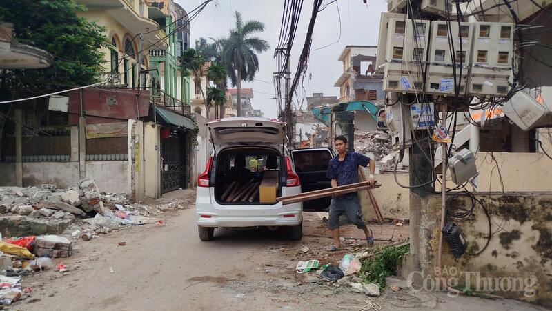 Đồ đạc được người dân khẩn trương chuyển đến nơi ở mới.