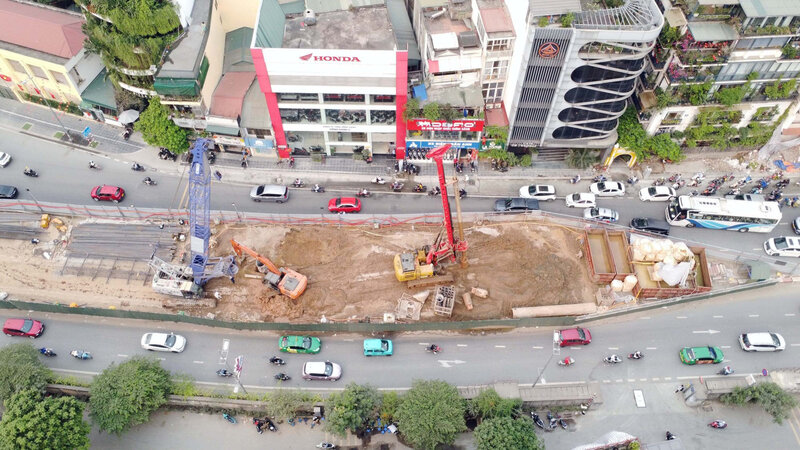 Các hạng mục như cọc khoan nhồi trụ chính, bệ trụ cầu và nút giao Nghi Tàm đang được triển khai đồng bộ cùng nhiều phần việc quan trọng đã hoàn thành hoặc đạt khối lượng lớn, tạo tiền đề cho các bước thi công tiếp theo. Ảnh: Tuệ Nhân