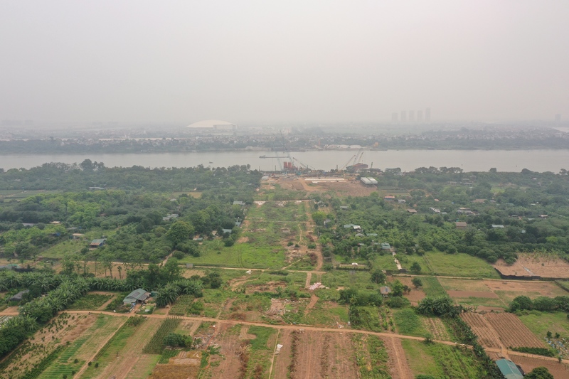 Trên toàn tuyến dài khoảng 5,15km, nhiều mũi thi công được triển khai đồng loạt, từ cầu chính dây văng, cầu dẫn đến hầm chui và các hạng mục hạ tầng kỹ thuật, tạo nên không khí thi công khẩn trương, liên tục. Ảnh: Phạm Linh