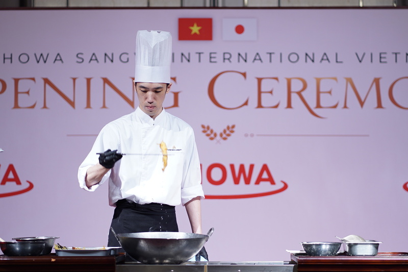 Bếp trưởng Oyama - đại diện ẩm thực Nhật Bản cho biết, sản phẩm đã được điều chỉnh đáng kể để phù hợp hơn với khẩu vị người Việt. Ảnh Showa Sangyo.