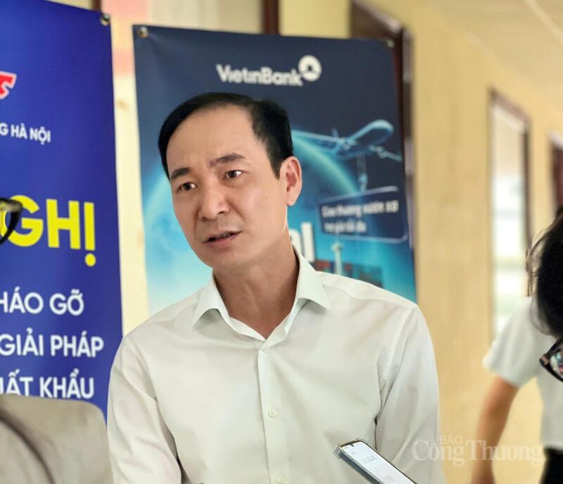 Ông Nguyễn Vân, Phó Chủ tịch Hiệp hội Doanh nghiệp công nghiệp hỗ trợ thành phố Hà Nội (HANSIBA) chia sẻ với phóng viên bên lề Hội nghị. Ảnh: Nguyễn Hạnh