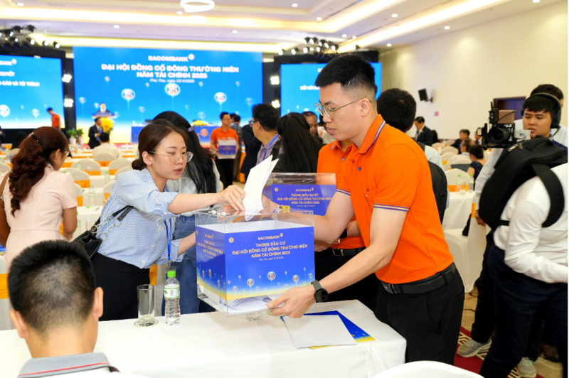 Cổ đông tham gia bỏ phiếu tại đại hội