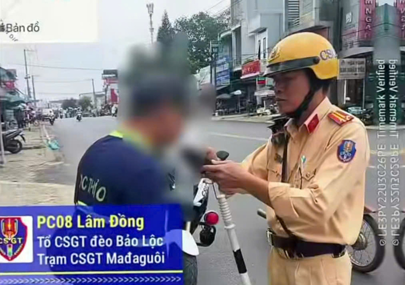 Lực lượng Cảnh sát giao thông kiểm tra nồng độ cồn đối với lái xe mô tô. Ảnh: Cục Cảnh sát giao thông