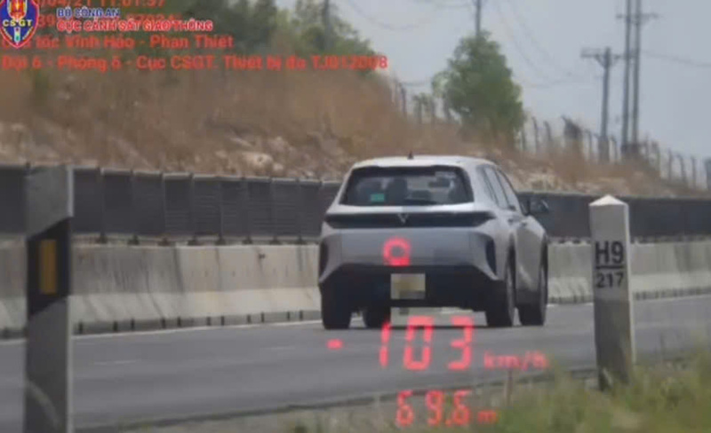 Lực lượng cảnh sát giao thông xử lý lái xe và chủ phương tiện với nhiều lỗi vi phạm giao thông. Ảnh: Cục Cảnh sát giao thông