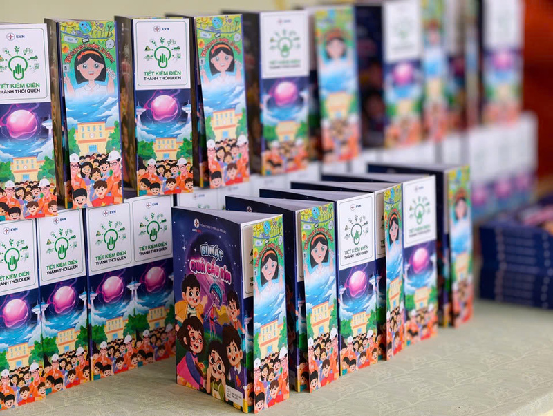 Những cuốn sách tranh “Bí mật Quả cầu Tím” với hình ảnh minh họa sinh động, nội dung hấp dẫn.