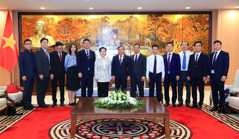 Các đại biểu chụp ảnh lưu niệm.