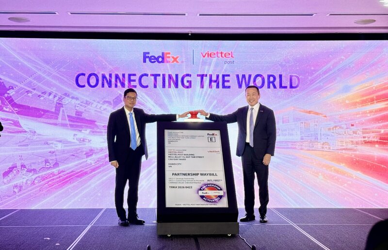 Đại diện FedEx và Viettel Post thực hiện nghi thức thiết lập mối quan hệ hợp tác chiến lược tại Việt Nam