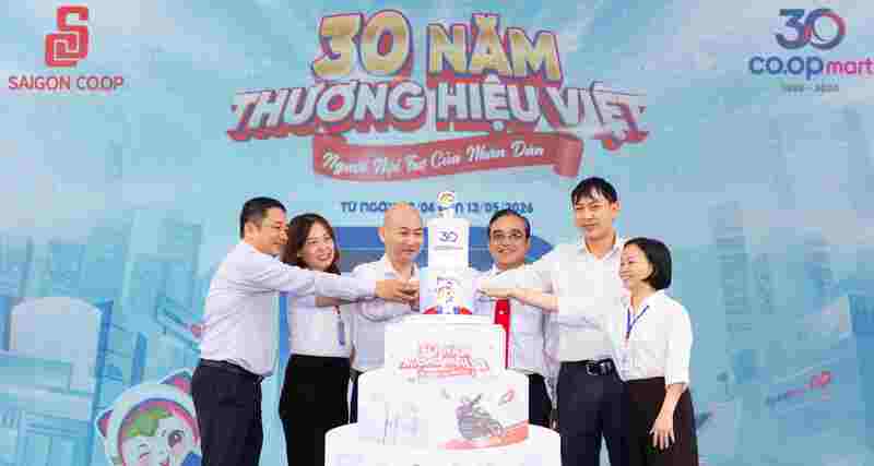 Cột mốc 30 năm của Co.opmart được đánh dấu bằng nghi thức cắt bánh, mở ra hành trình phát triển mới.