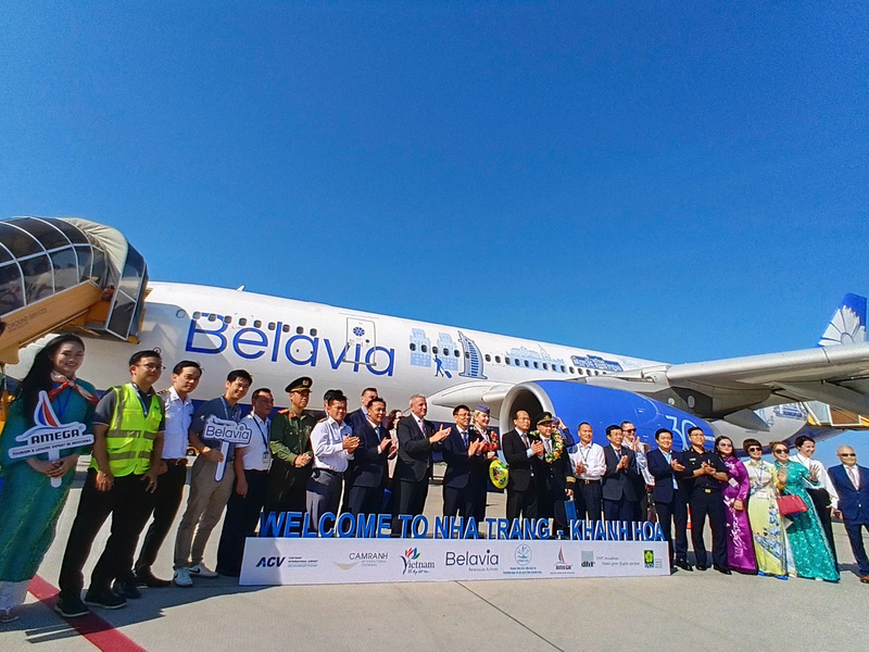 Lãnh đạo tỉnh Khánh Hòa chào đón các du khách đầu tiên trong năm 2026.