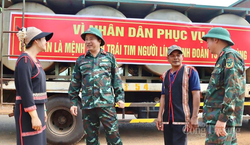 Việc chở nước cấp miễn phí cho làng Sơn không chỉ giúp bà con ổn định đời sống mà còn thể hiện trách nhiệm, tình cảm của bộ đội với nhân dân.