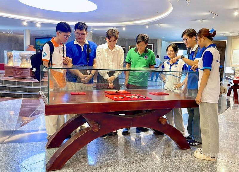 Các em học sinh, sinh viên, các đoàn đến tham quan và tìm hiểu lịch sử tại Đền thờ Vua Hùng.