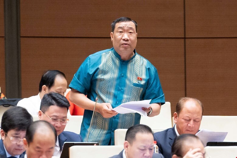 Đại biểu Thạch Phước Bình (đoàn Vĩnh Long) phát biểu tại hội trường.