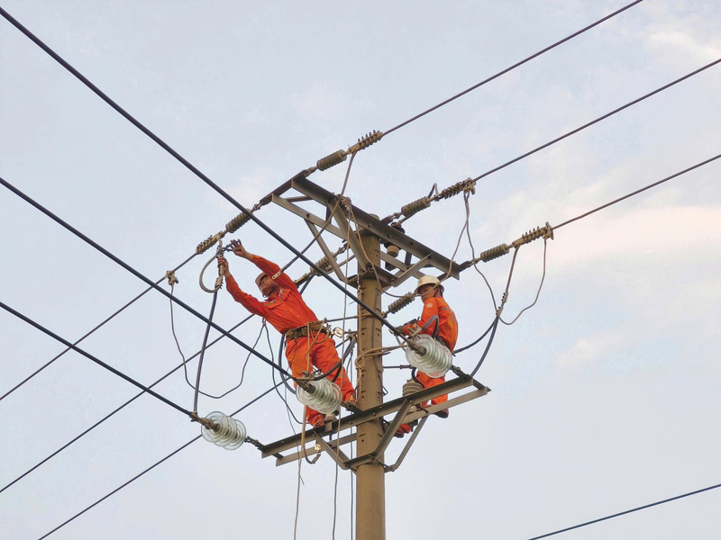Công ty Điện lực Huế bố trí lực lượng 24/24 xử lý mọi tình huống sự cố, sớm cung cấp điện cho người dân. Ảnh: D. Huyền