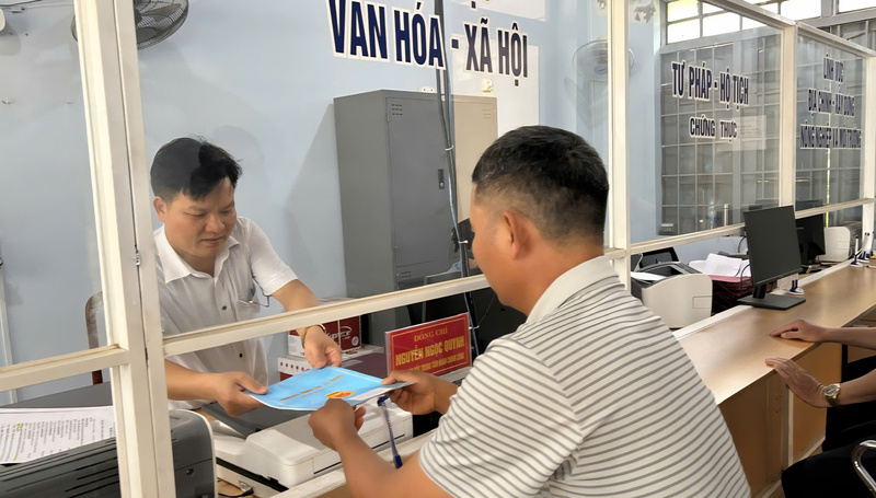 Cán bộ xã Ia Rve, tỉnh Đắk Lắk hỗ trợ người dân làm thủ tục hành chính