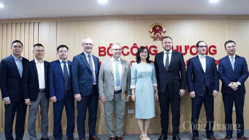 Thứ trưởng Phan Thị Thắng cùng phái đoàn Bộ Ngoại giao Estonia. Ảnh: Diệu Linh