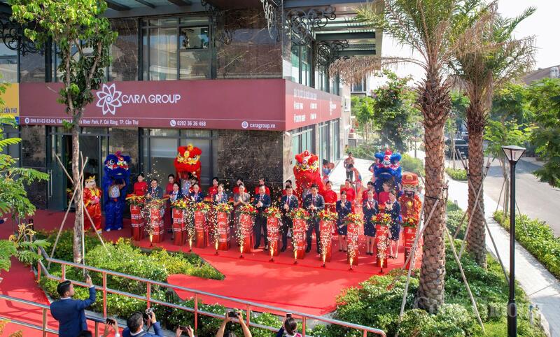 Nghi thức khai trương trụ sở chính mới.