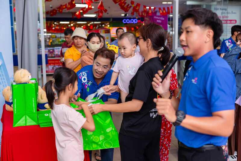 Không khí rộn ràng tại khu vực hoạt náo khi khách tham gia thử thách, nhận về những chiếc túi môi trường mang thông điệp xanh.