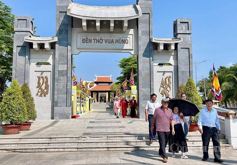 Dòng người về đền thờ Vua Hùng (TP. Cần Thơ).