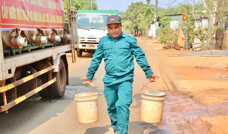 Cán bộ hỗ trợ dân đưa nước về tận nhà.