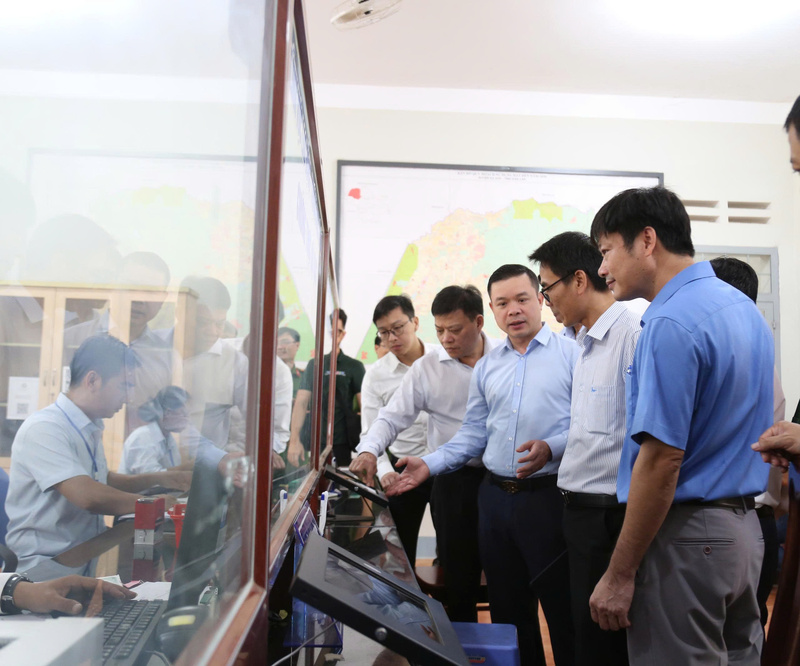 Chủ tịch UBND tỉnh Đắk Lắk Đỗ Hữu Huy (thứ 3 từ phải qua) kiểm tra tại bộ phận một cửa tại xã Ea Súp.