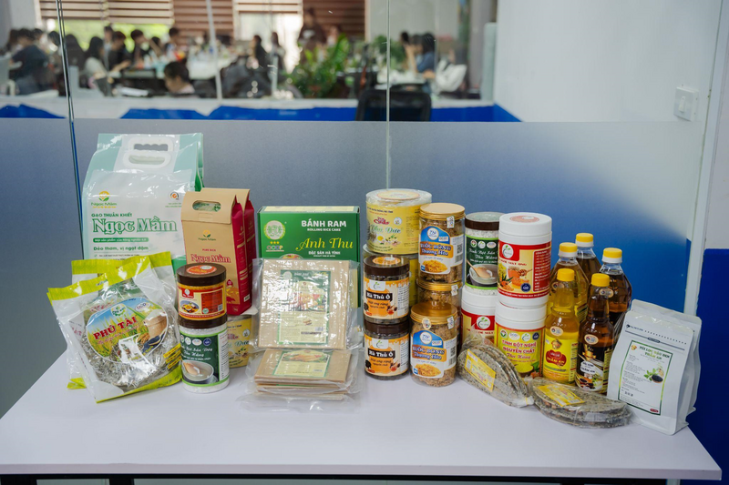 Đằng sau sự phong phú của các sản phẩm OCOP, đặc sản vùng miền tỉnh Hà Tĩnh là câu hỏi làm thế nào để nhà bán “lên sàn” và vận hành bài bản.