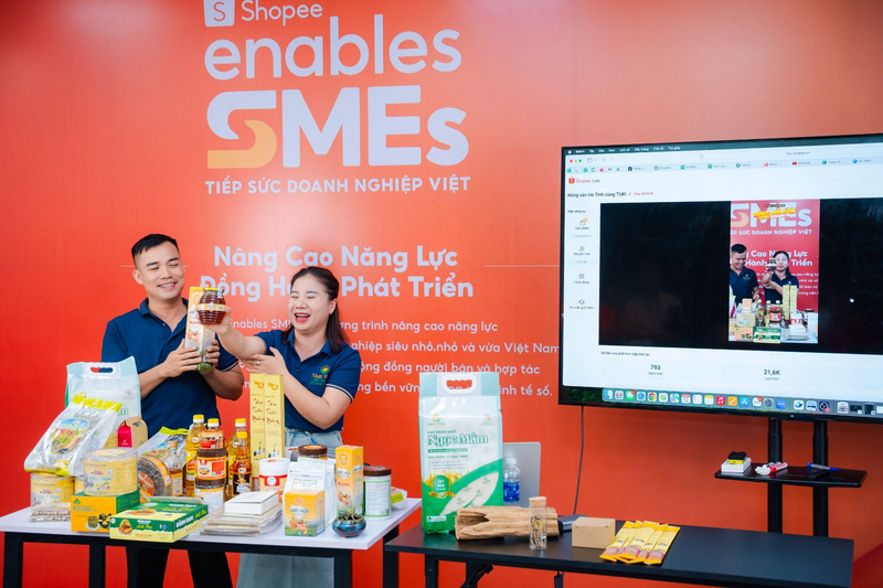 Các đại diện được thực hành dẫn dắt phiên livestream trên sàn với sự hướng dẫn từ các đối tác giàu kinh nghiệm của Shopee.