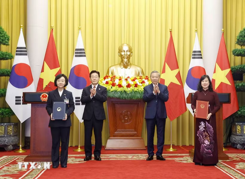 Tổng Bí thư, Chủ tịch nước Tô Lâm và Tổng thống Hàn Quốc Lee Jae Myung chứng kiến lễ trao Bản ghi nhớ về hợp tác trong lĩnh vực an toàn thực phẩm, dược phẩm, mỹ phẩm và trang thiết bị y tế giữa Bộ Y tế Việt Nam và Bộ An toàn thực phẩm, dược phẩm Hàn Quốc. Ảnh: Thống Nhất/TTXVN