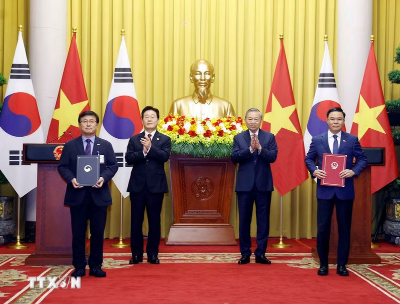 Tổng Bí thư, Chủ tịch nước Tô Lâm và Tổng thống Hàn Quốc Lee Jae Myung chứng kiến lễ trao Bản ghi nhớ về hợp tác trong lĩnh vực hạ tầng điện lực giữa Bộ Công Thương Việt Nam và Bộ Khí hậu, Năng lượng và Môi trường Hàn Quốc. Ảnh: Thống Nhất/TTXVN