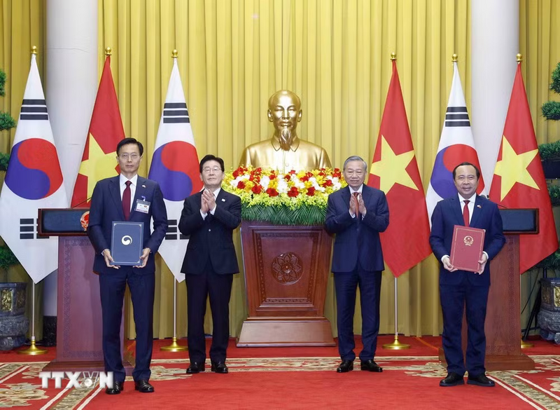 Tổng Bí thư, Chủ tịch nước Tô Lâm và Tổng thống Hàn Quốc Lee Jae Myung chứng kiến lễ trao Bản ghi nhớ về tăng cường hợp tác trong lĩnh vực sở hữu trí tuệ giữa Bộ Khoa học và Công nghệ Việt Nam và Bộ Sở hữu trí tuệ Hàn Quốc. Ảnh: Thống Nhất/TTXVN