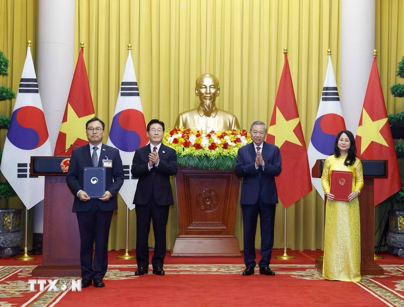 Tổng Bí thư, Chủ tịch nước Tô Lâm và Tổng thống Hàn Quốc Lee Jae Myung chứng kiến lễ trao Bản ghi nhớ về hợp tác giữa Bộ Văn hóa, Thể thao và Du lịch Việt Nam với Bộ Văn hóa, Thể thao và Du lịch Hàn Quốc giai đoạn 2026 - 2030. Ảnh: Thống Nhất/TTXVN