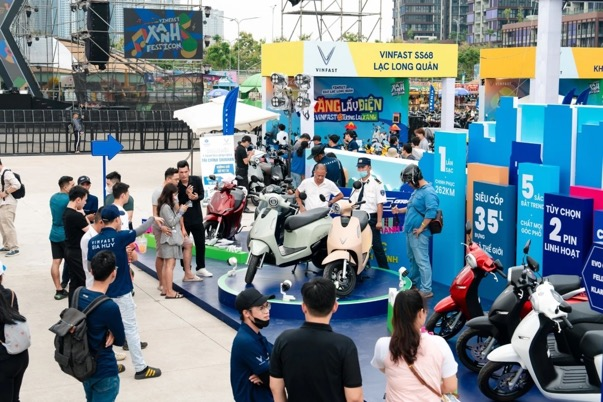 Sở hữu mạng lưới 150.000 cổng sạc và sẽ bổ sung thêm 99 “siêu trạm sạc” tại các tuyến quốc lộ, tỉnh lộ.