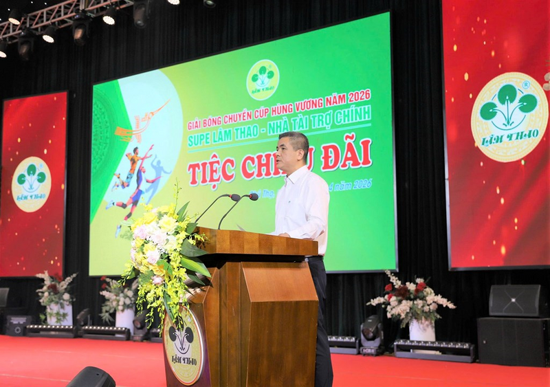 Ông Phạm Thanh Tùng, Tổng Giám đốc Công ty Cổ phần Supe phốt phát và Hóa chất Lâm Thao phát biểu tại tiệc chiêu đãi các đội bóng chuyền tham dự Cúp Hùng Vương năm 2026.