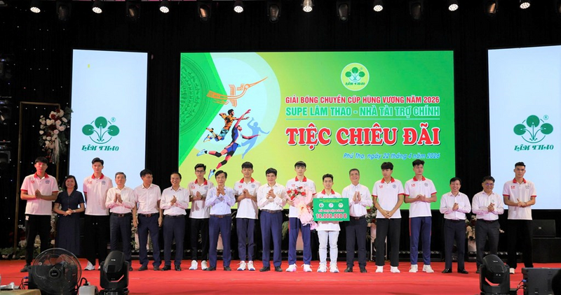 Lãnh đạo Supe Lâm Thao chụp ảnh lưu niệm với các đội bóng chuyền.